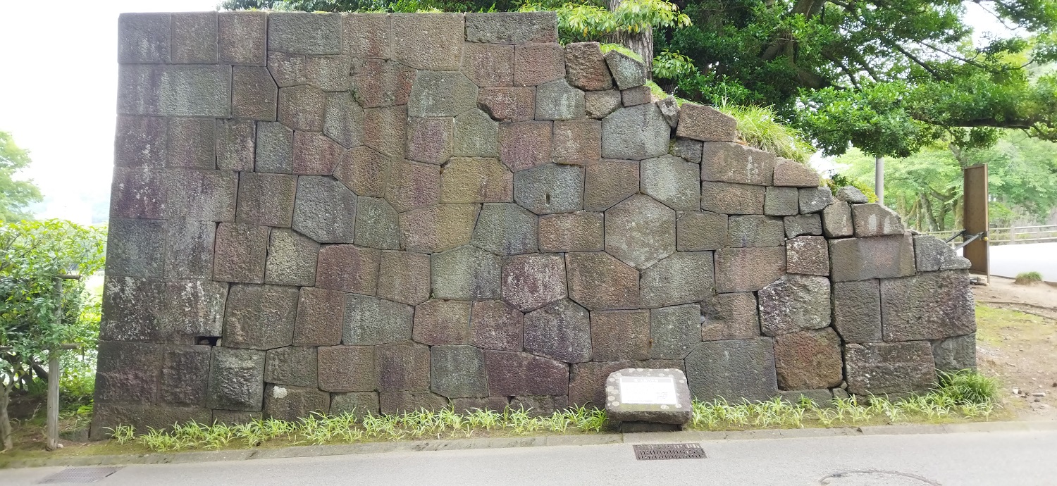 土橋門石垣（亀甲石）