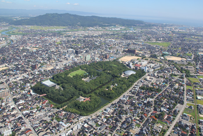 高岡城跡(前田利長騎馬像)